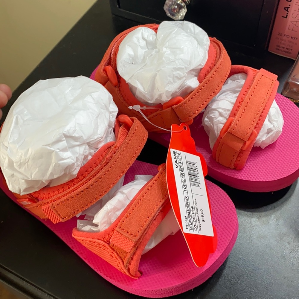 Tri-lock Sandles